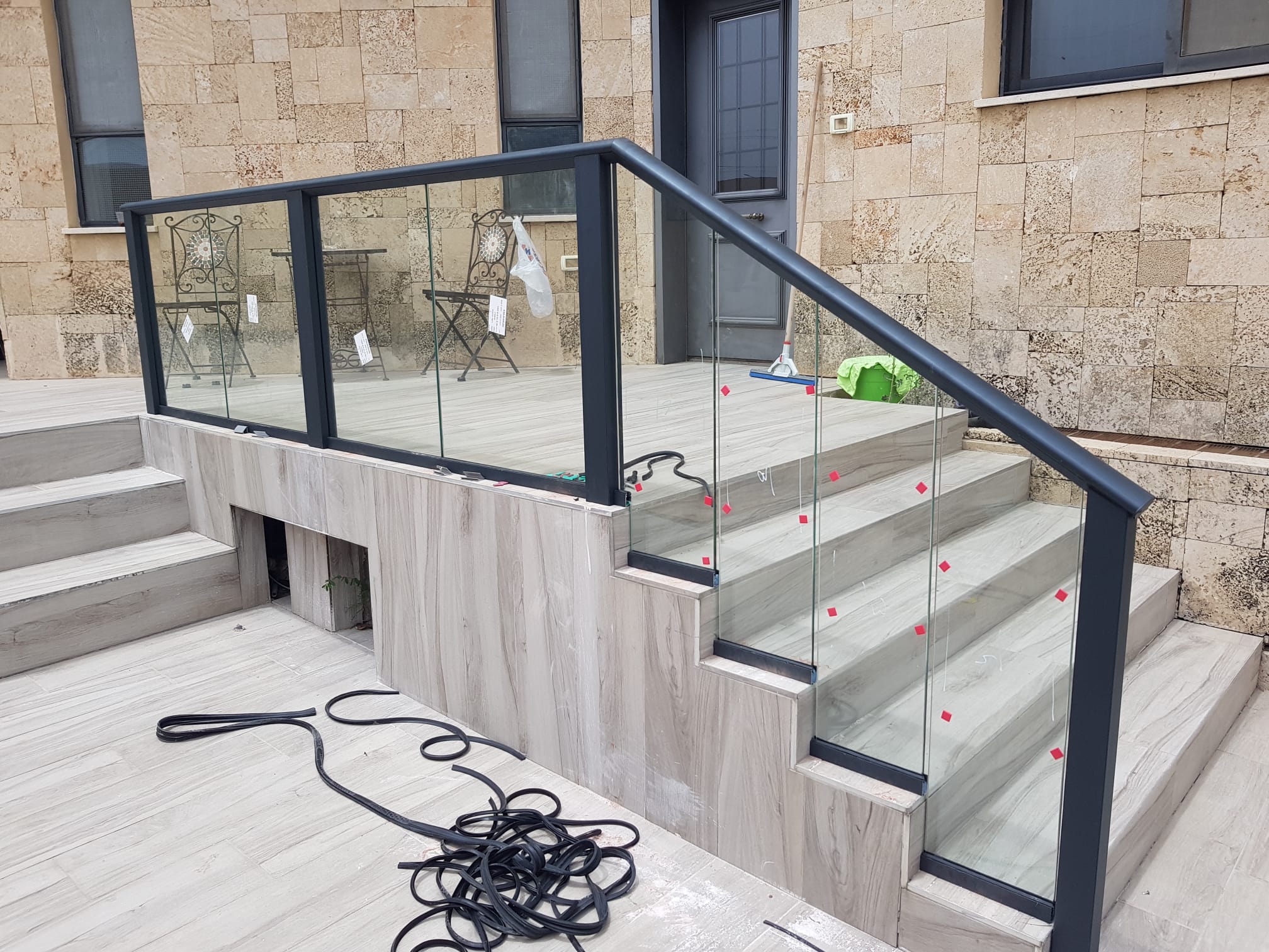 מעקות זכוכית ואלומיניום